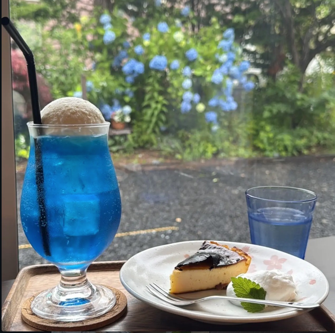 窓辺のクリームソーダとケーキ